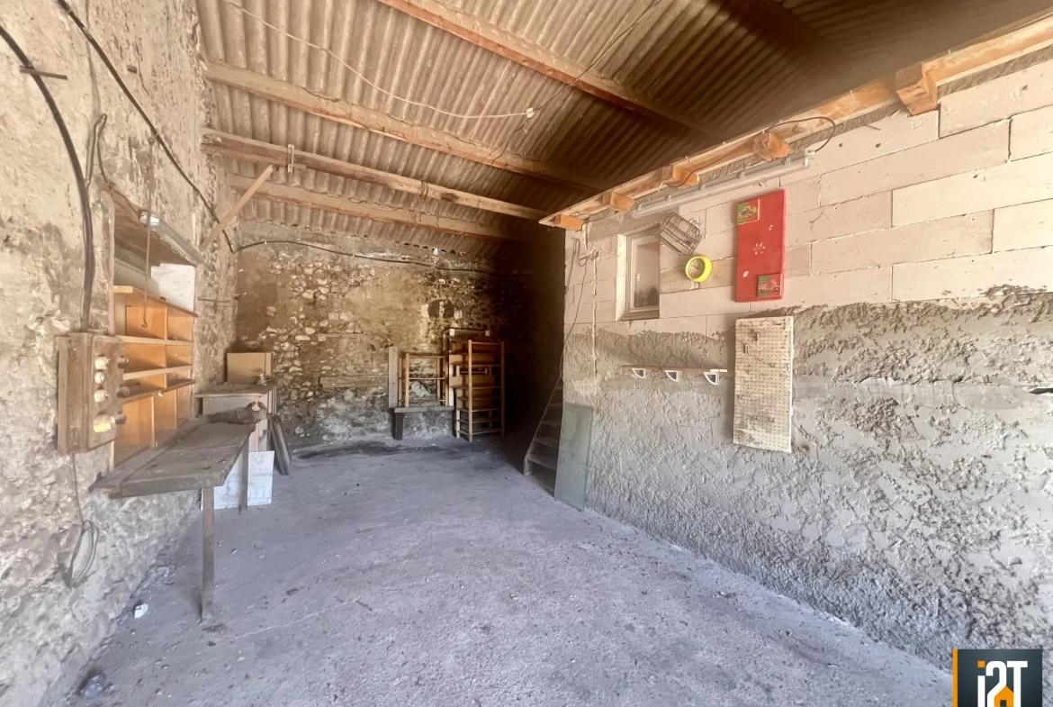 Grange à rénover avec studio et extérieur à Sainte-Anastasie proche Uzès 