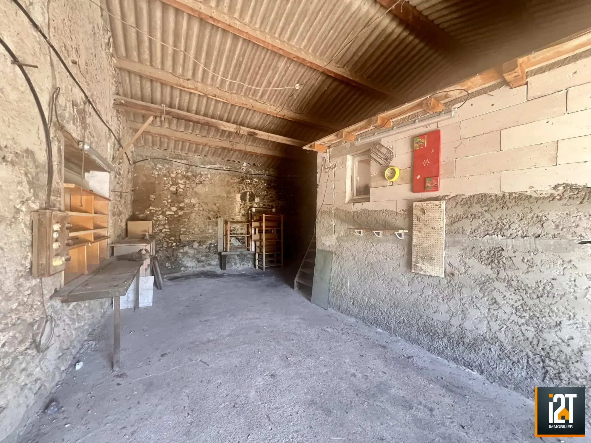 Grange à rénover avec studio et extérieur à Sainte-Anastasie proche Uzès 