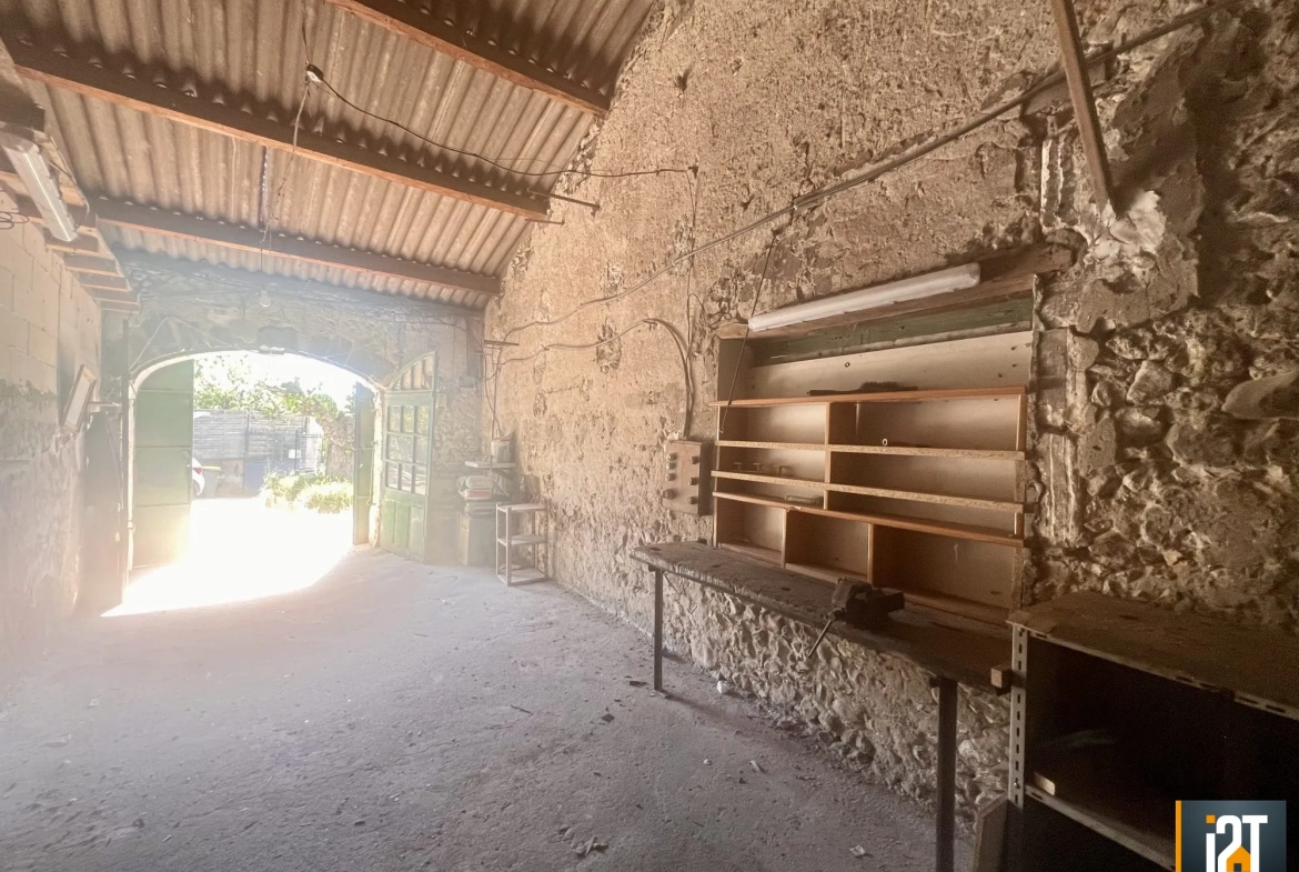 Grange à rénover avec studio et extérieur à Sainte-Anastasie proche Uzès 