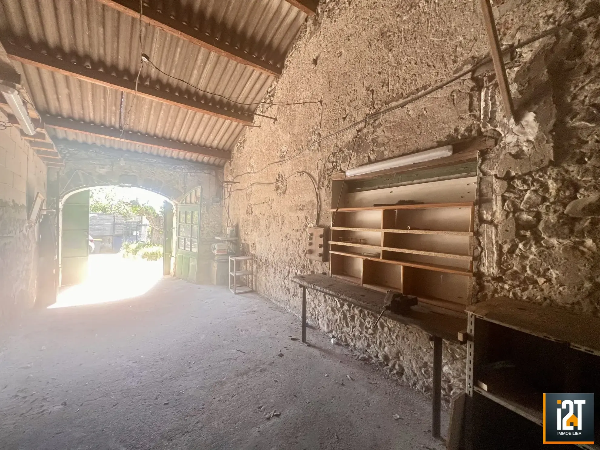 Grange à rénover avec studio et extérieur à Sainte-Anastasie proche Uzès 