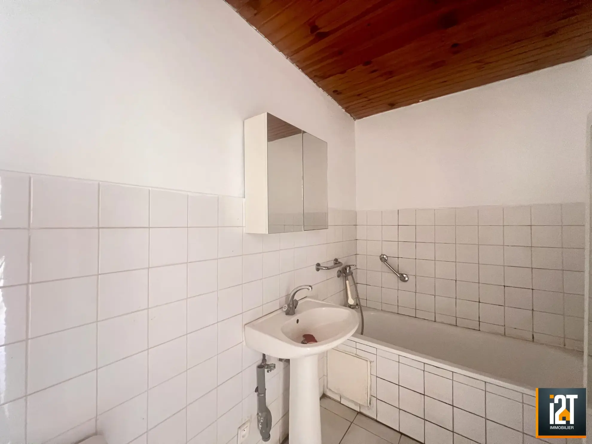 Grange à rénover avec studio et extérieur à Sainte-Anastasie proche Uzès 