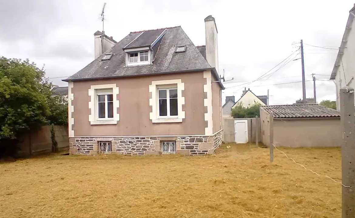 Maison en pierre non mitoyenne avec cave et jardin à Saint Martin des Champs en Bretagne 