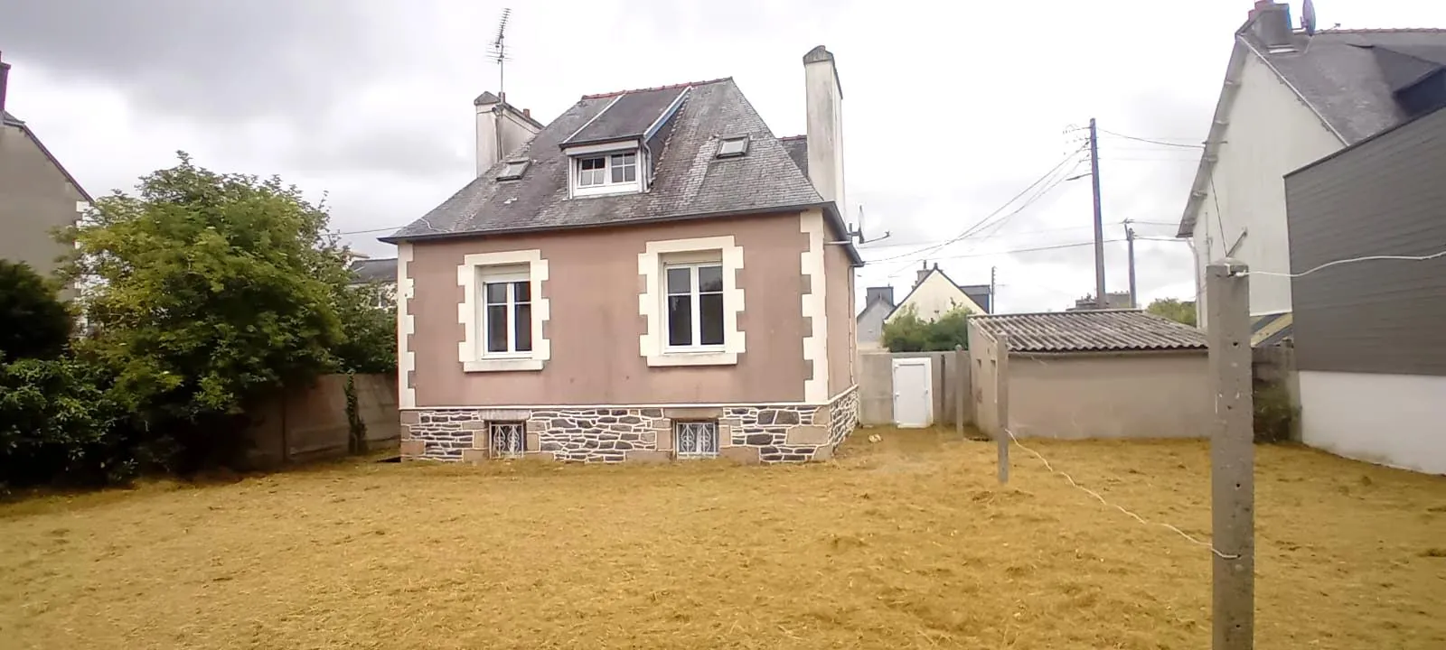 Maison en pierre non mitoyenne avec cave et jardin à Saint Martin des Champs en Bretagne 