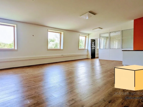 Local d'activité à vendre à Méry de 74,31 m² avec parking privé