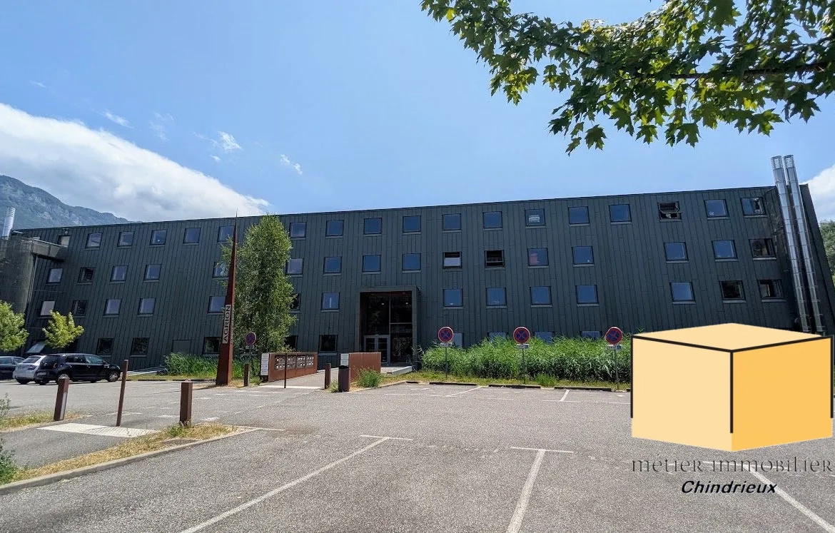 Local d'activité à vendre à Méry de 74,31 m² avec parking privé 