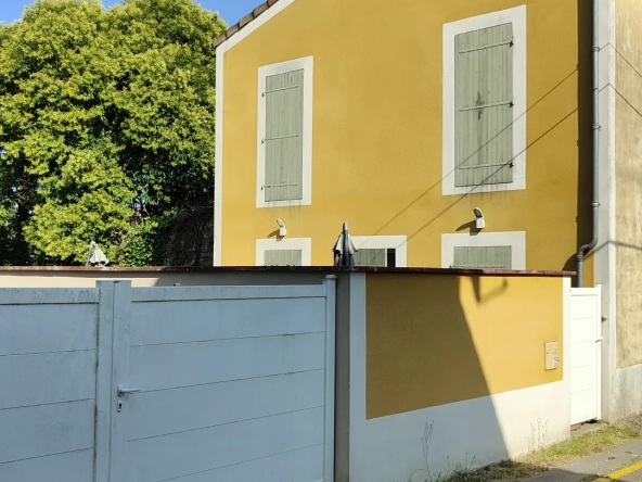 Maison de village avec terrasses, jardin et parking à Langon