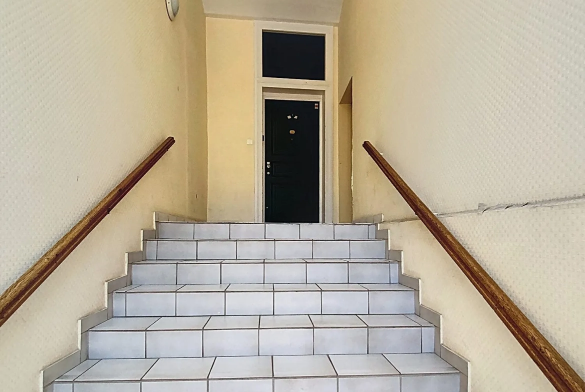 entrée copro Appartement duplex rénové de 76 m² à Bouxwiller, idéal premier achat ou investissement 
