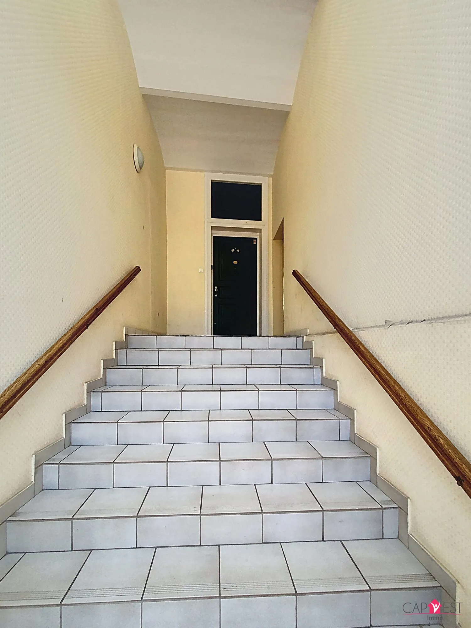 entrée copro Appartement duplex rénové de 76 m² à Bouxwiller, idéal premier achat ou investissement 