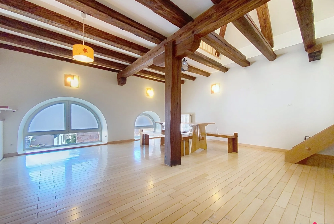 pièce de vie Appartement duplex rénové de 76 m² à Bouxwiller, idéal premier achat ou investissement 