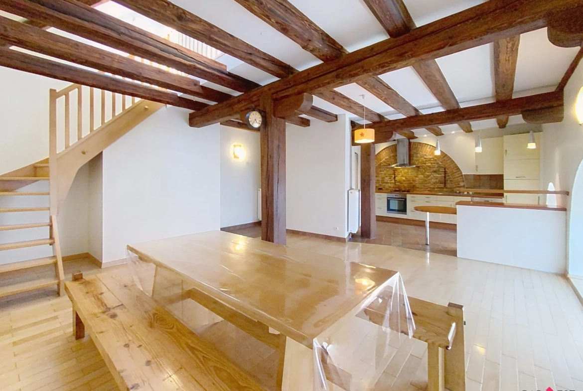 pièce de vie Appartement duplex rénové de 76 m² à Bouxwiller, idéal premier achat ou investissement 