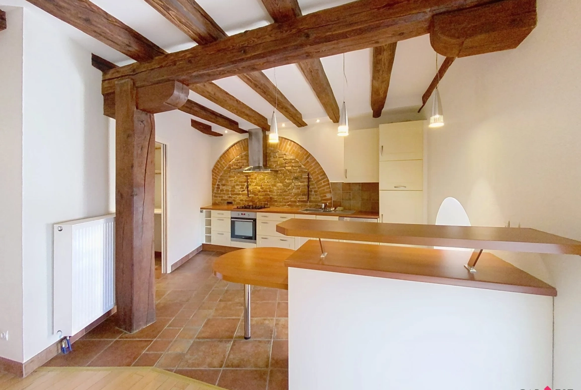 une grande cuisine Appartement duplex rénové de 76 m² à Bouxwiller, idéal premier achat ou investissement 