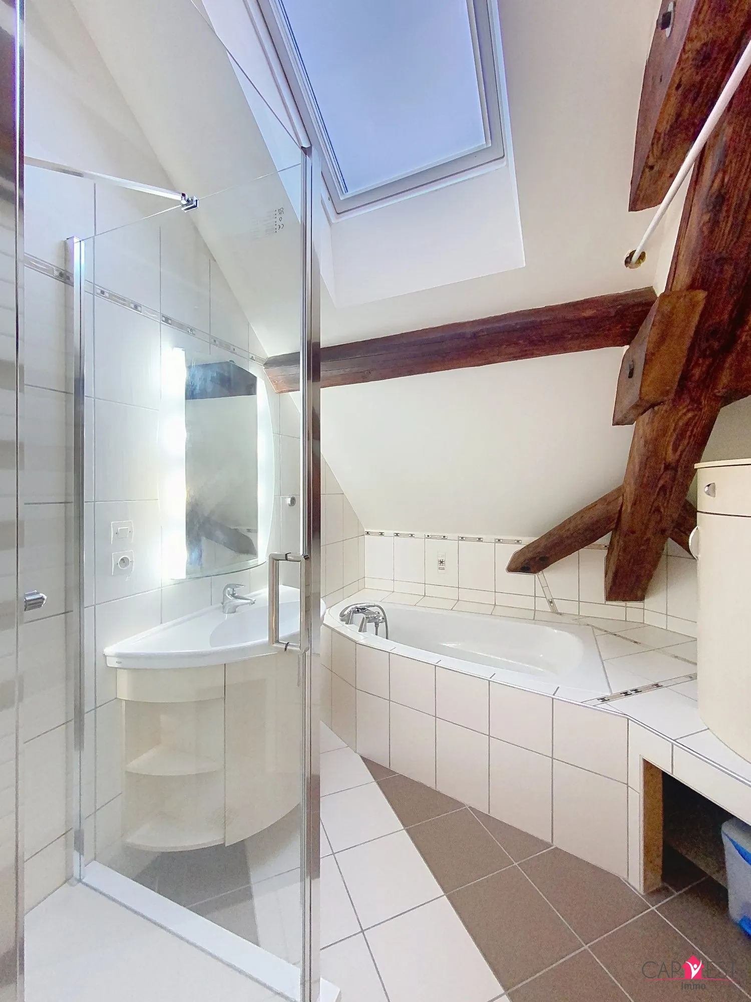 salle de bains Appartement duplex rénové de 76 m² à Bouxwiller, idéal premier achat ou investissement 