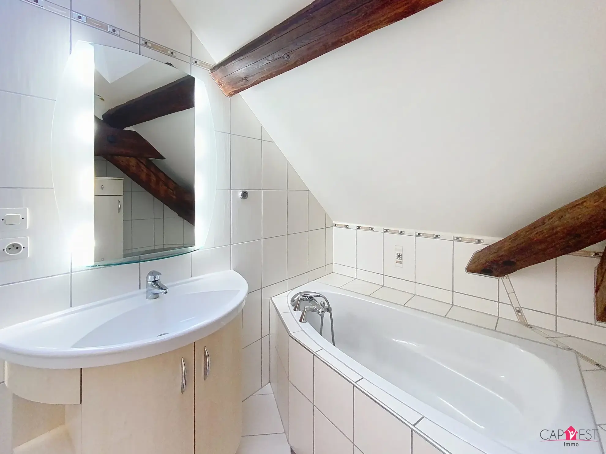 baignoire et douche Appartement duplex rénové de 76 m² à Bouxwiller, idéal premier achat ou investissement 