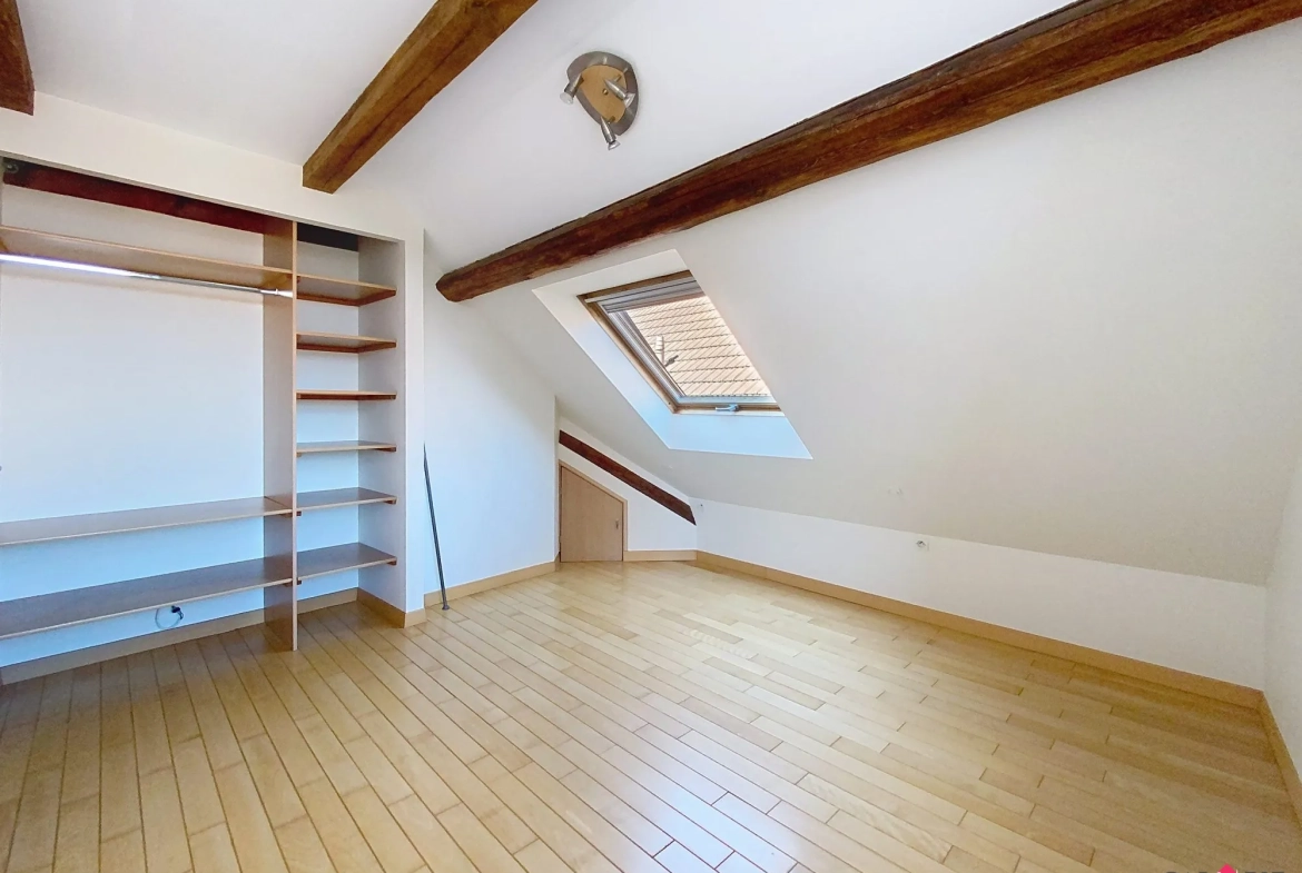 chambre Appartement duplex rénové de 76 m² à Bouxwiller, idéal premier achat ou investissement 