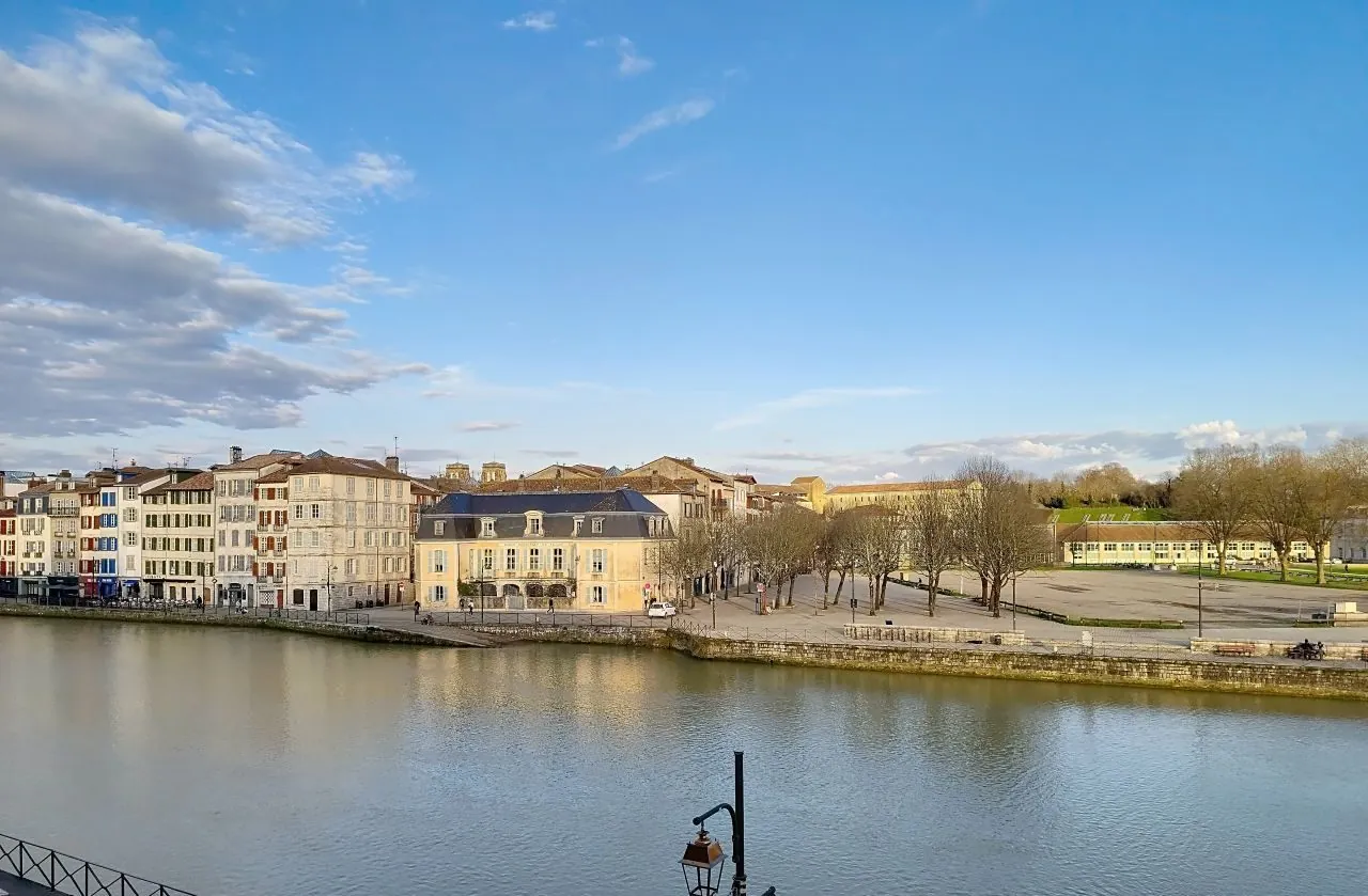 Charmant appartement 2 pièces avec vue sur la Nive à Bayonne 