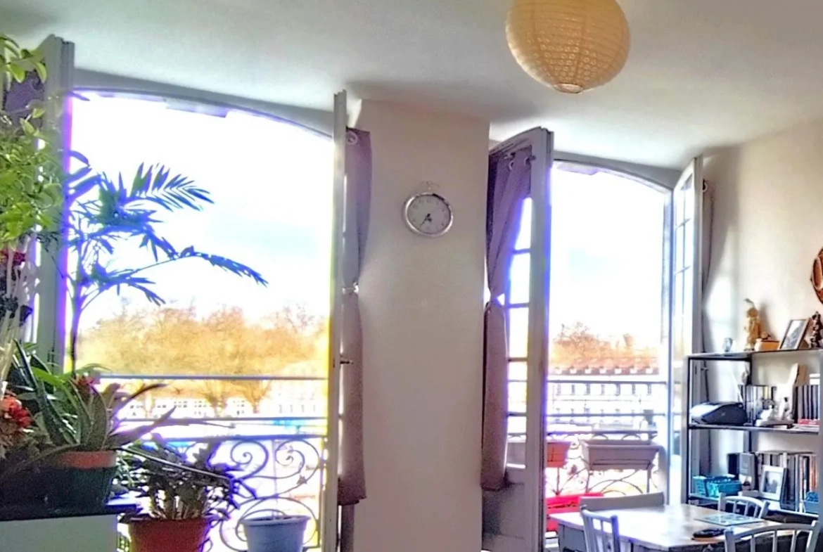 Charmant appartement 2 pièces avec vue sur la Nive à Bayonne 