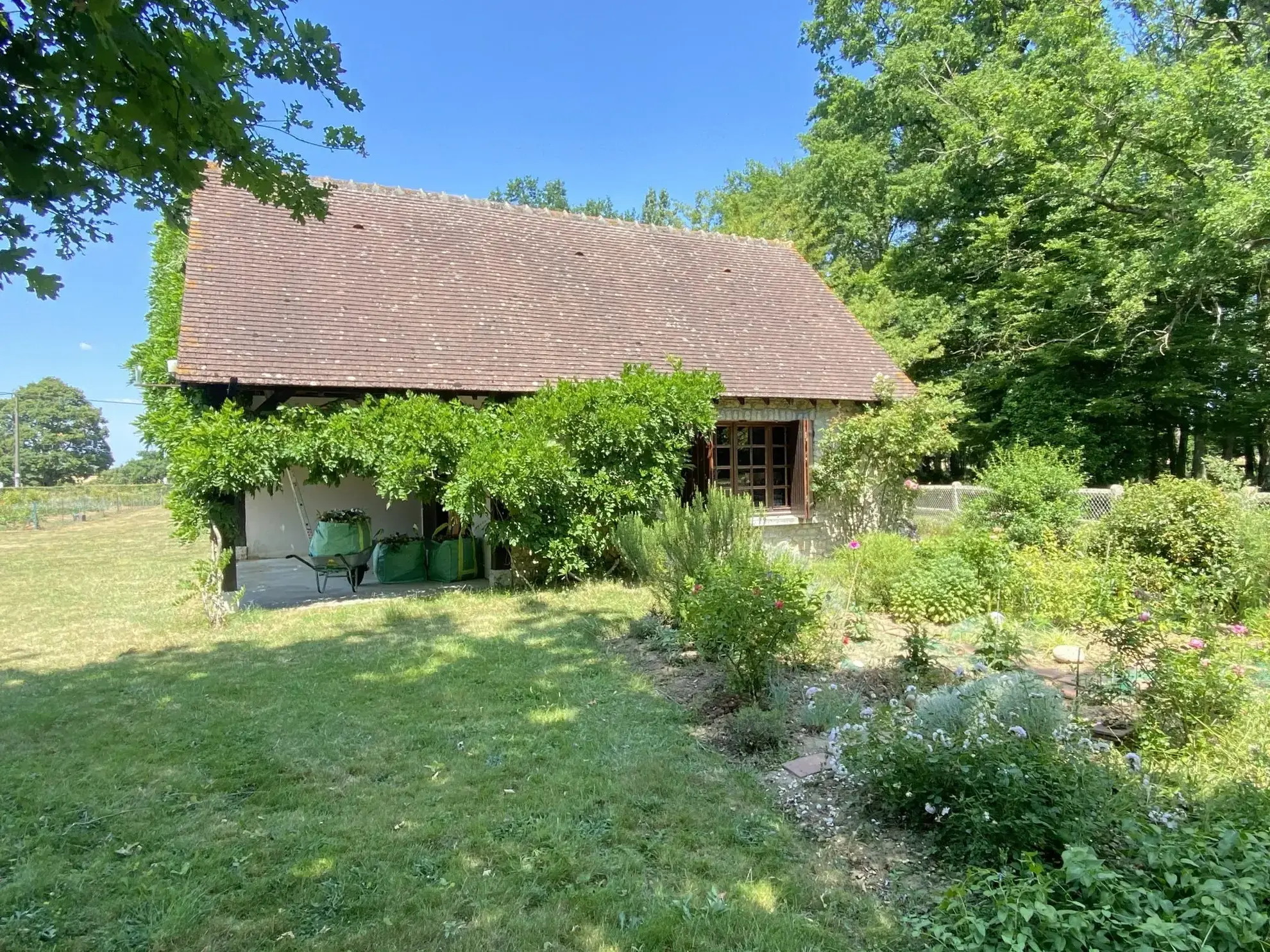 Maison à vendre à Montcresson : Longère en meulière de 138 m² avec terrain arboré 