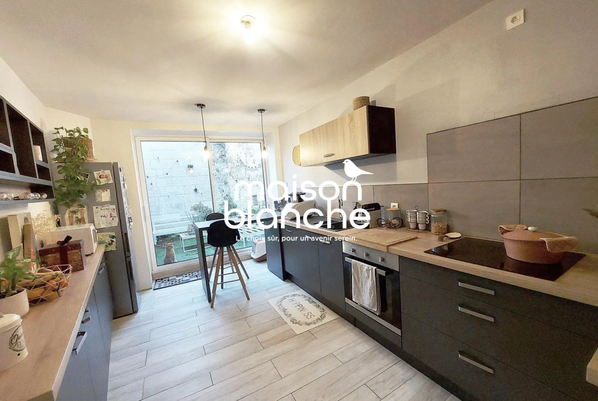 Maison à vendre à Champdeniers-Saint-Denis avec garage et cour 