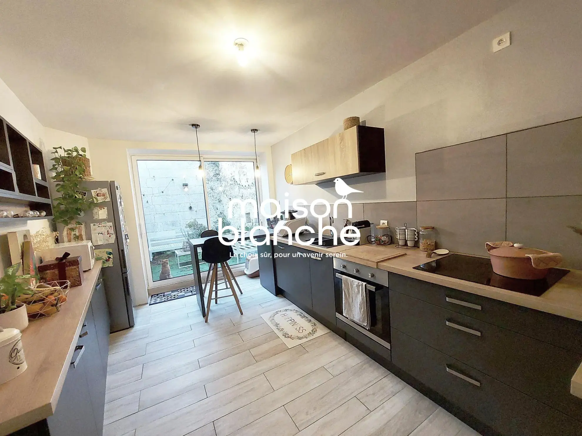 Maison à vendre à Champdeniers-Saint-Denis avec garage et cour 