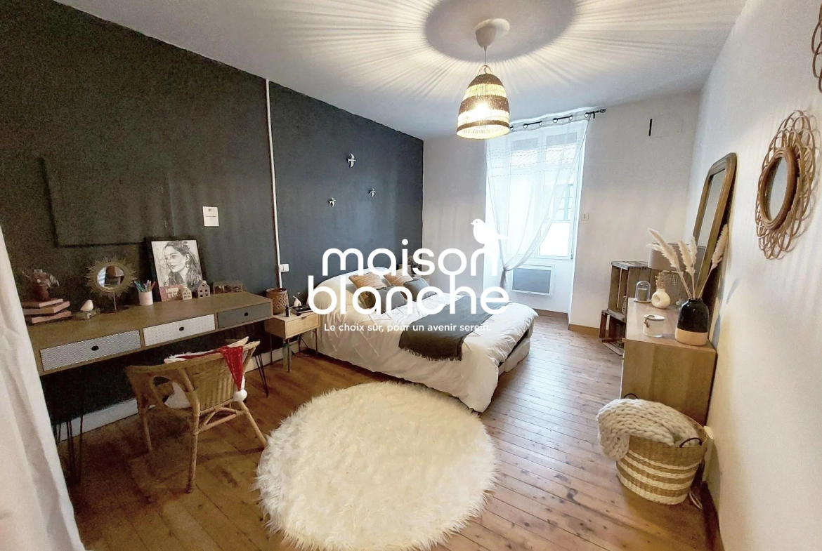 Chambre Maison à vendre à Champdeniers-Saint-Denis avec garage et cour 