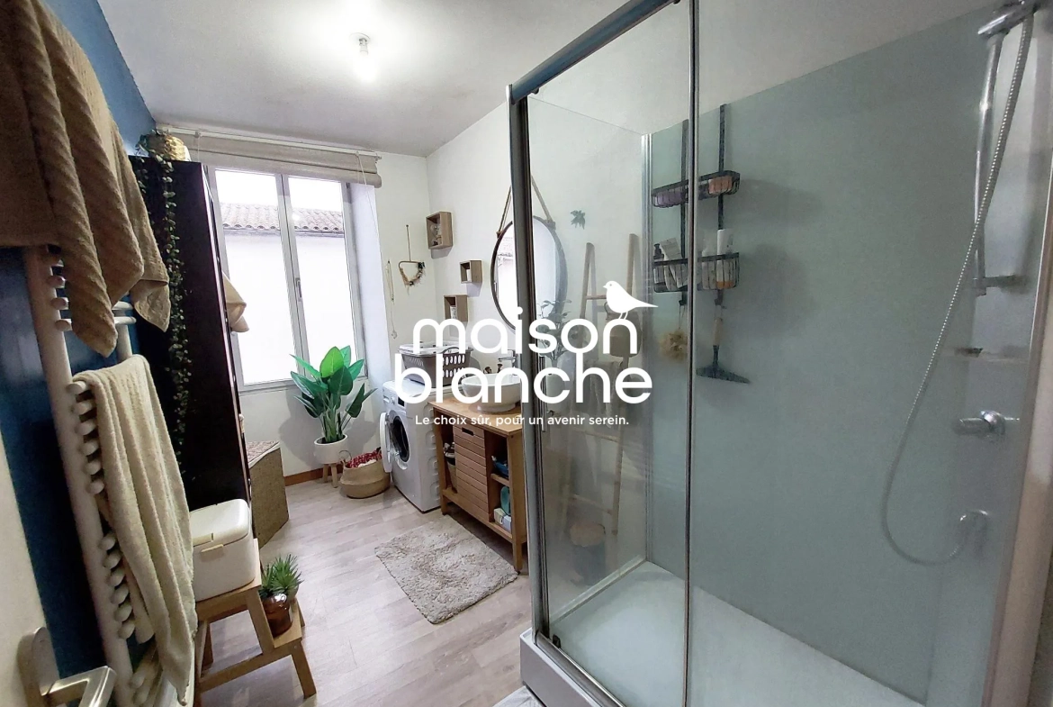 Salle de douche Maison à vendre à Champdeniers-Saint-Denis avec garage et cour 