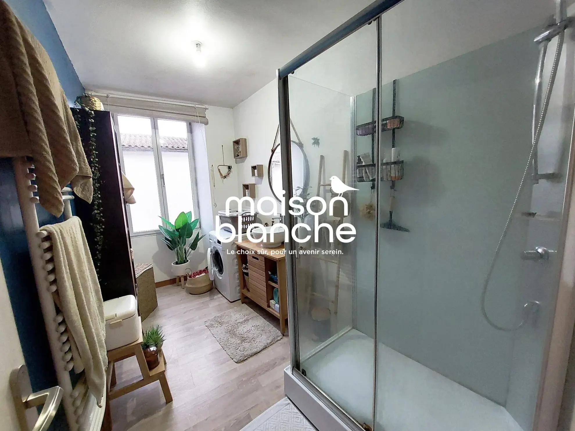 Salle de douche Maison à vendre à Champdeniers-Saint-Denis avec garage et cour 
