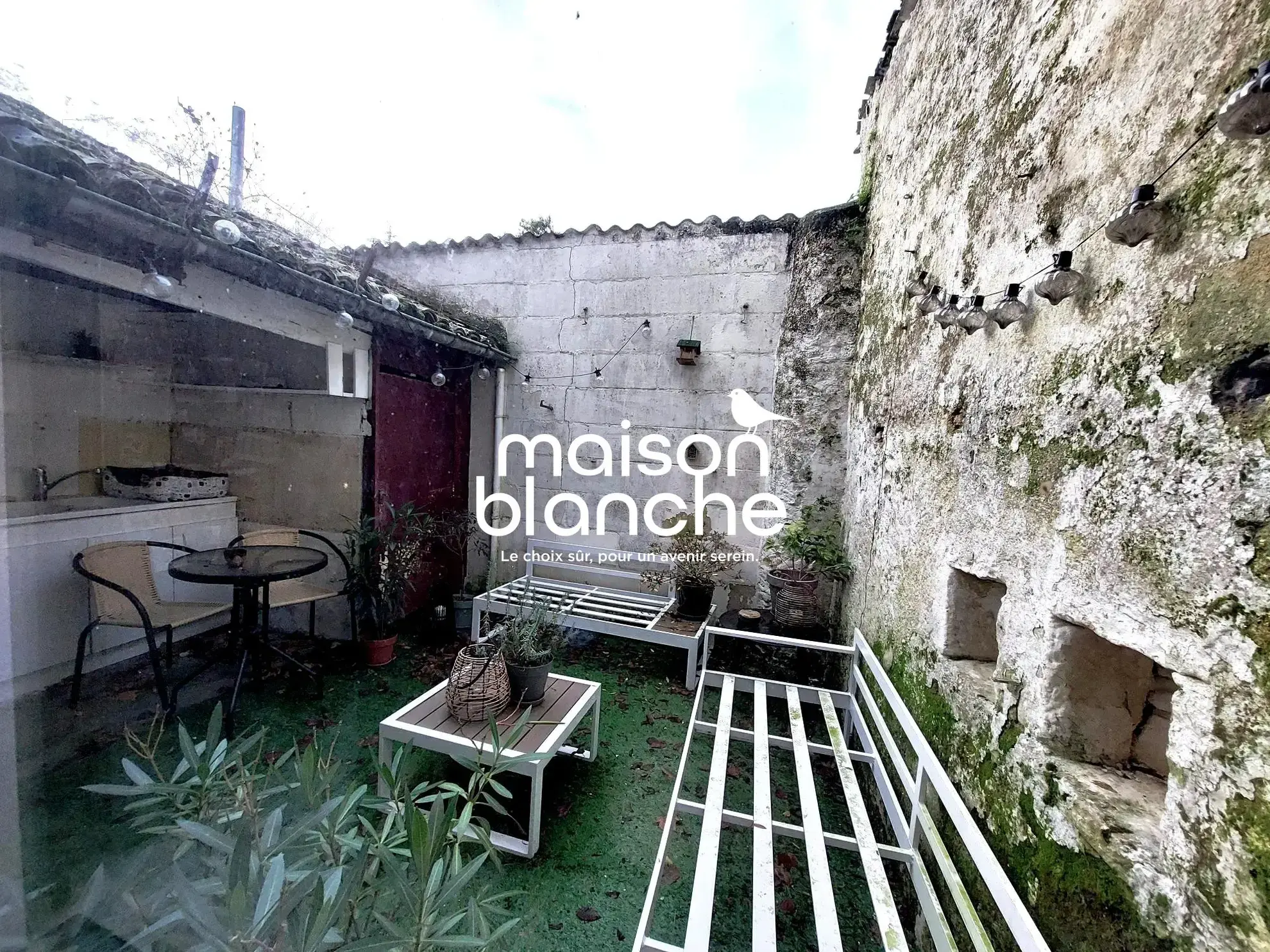 Cour privative avec point d'eau et sanitaire Maison à vendre à Champdeniers-Saint-Denis avec garage et cour 