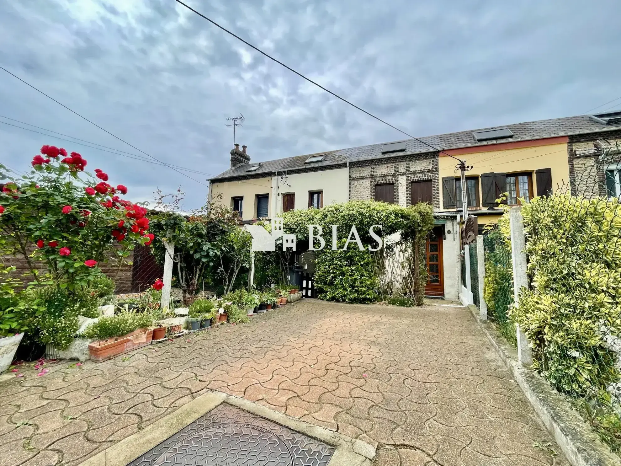 Maison mitoyenne de 65 m² à Le Petit-Quevilly avec terrasse et cave 