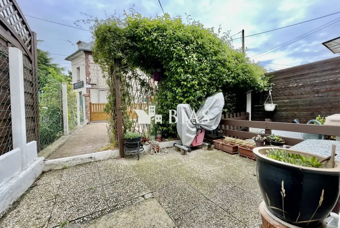 Maison mitoyenne de 65 m² à Le Petit-Quevilly avec terrasse et cave 