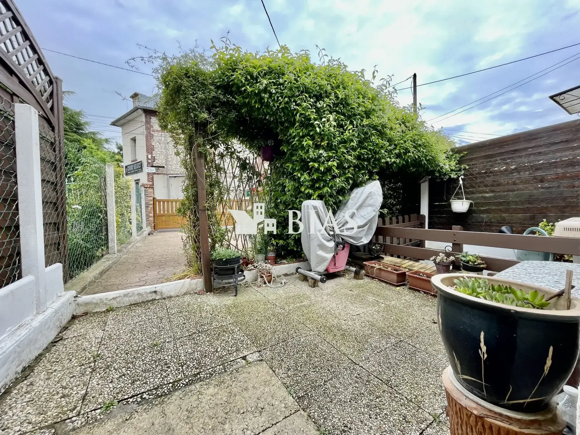 Maison mitoyenne de 65 m² à Le Petit-Quevilly avec terrasse et cave 