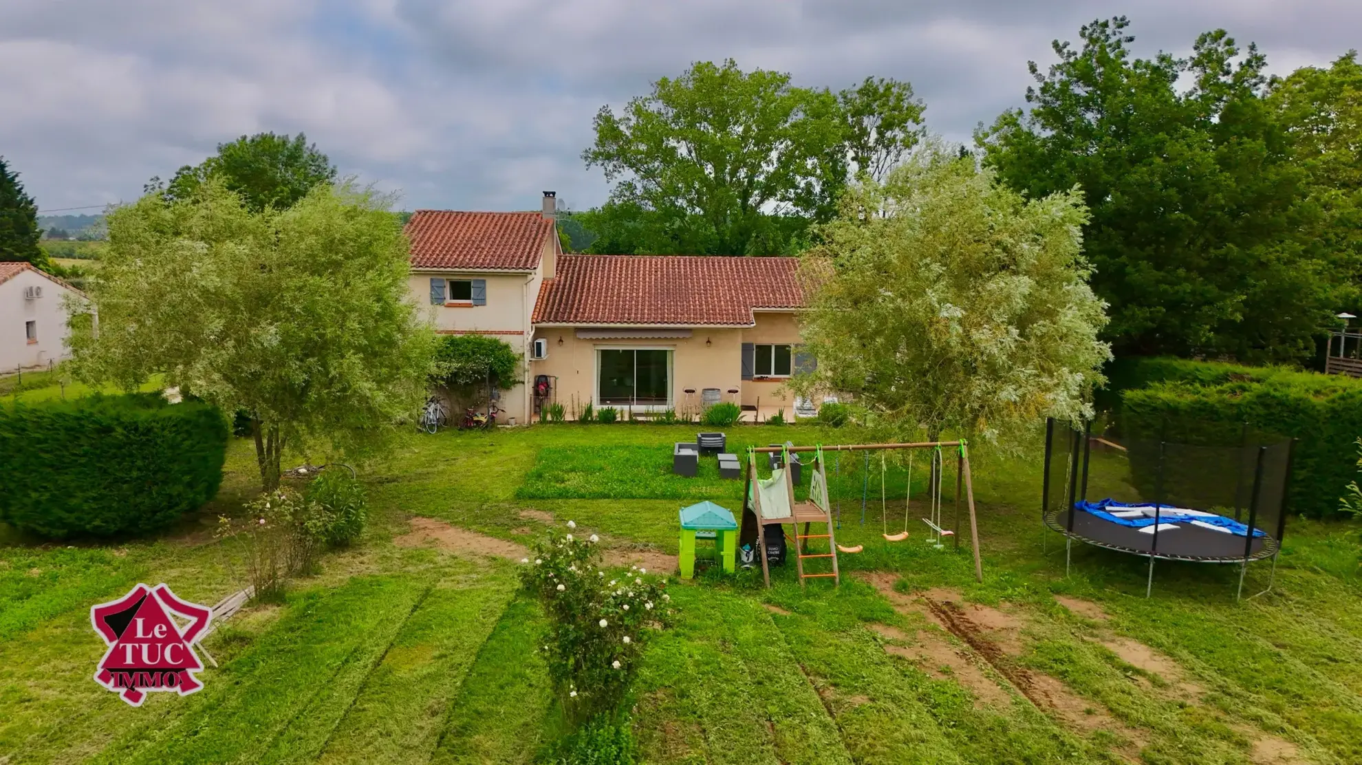 Maison familiale moderne avec jardin et garage à Ledat près de Villeneuve-sur-Lot 