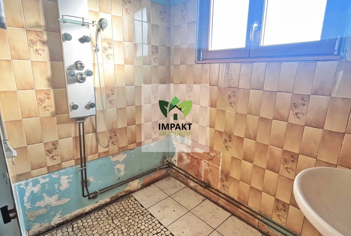 Maison à rénover avec grand garage et potentiel professionnel à Ronchamp 