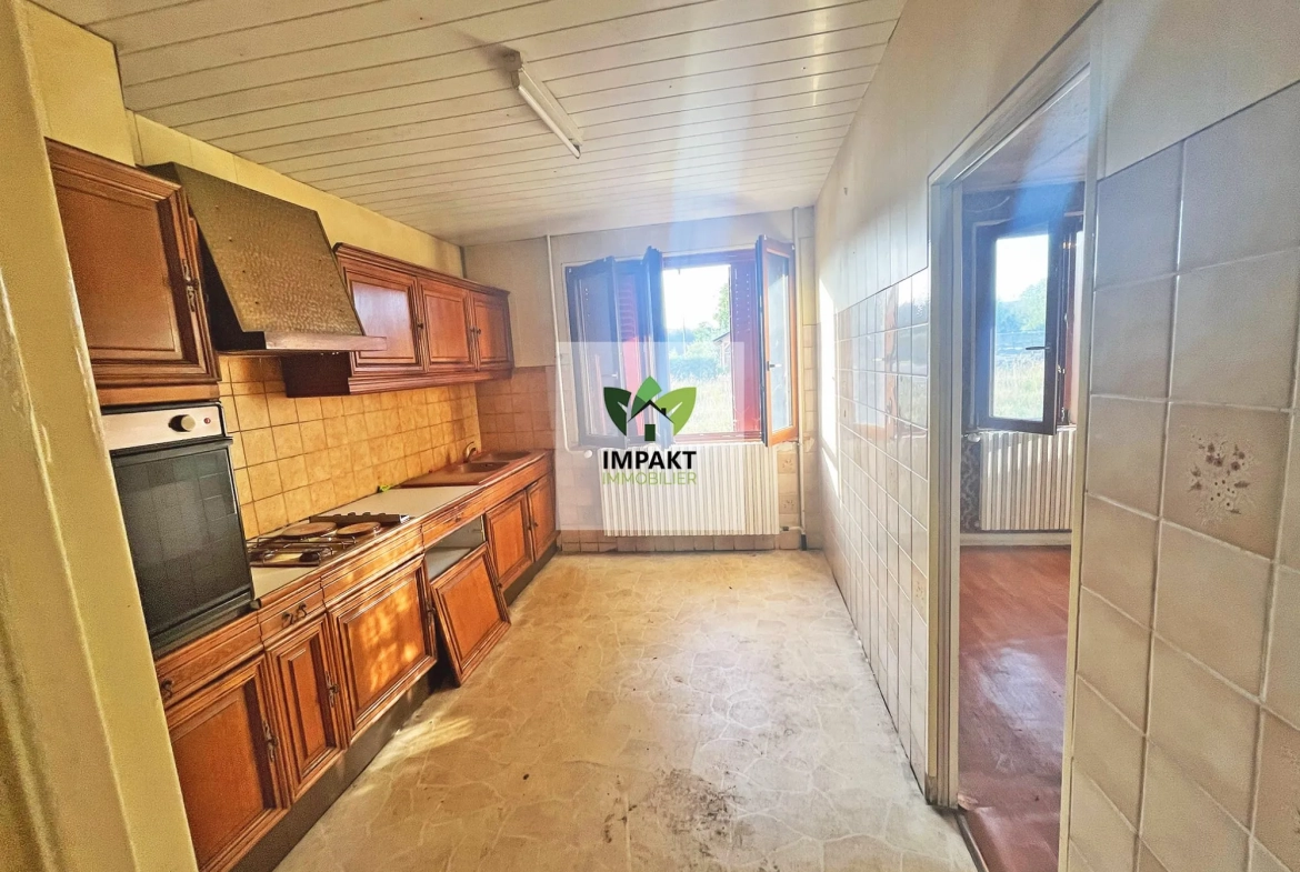 Maison à rénover avec grand garage et potentiel professionnel à Ronchamp 