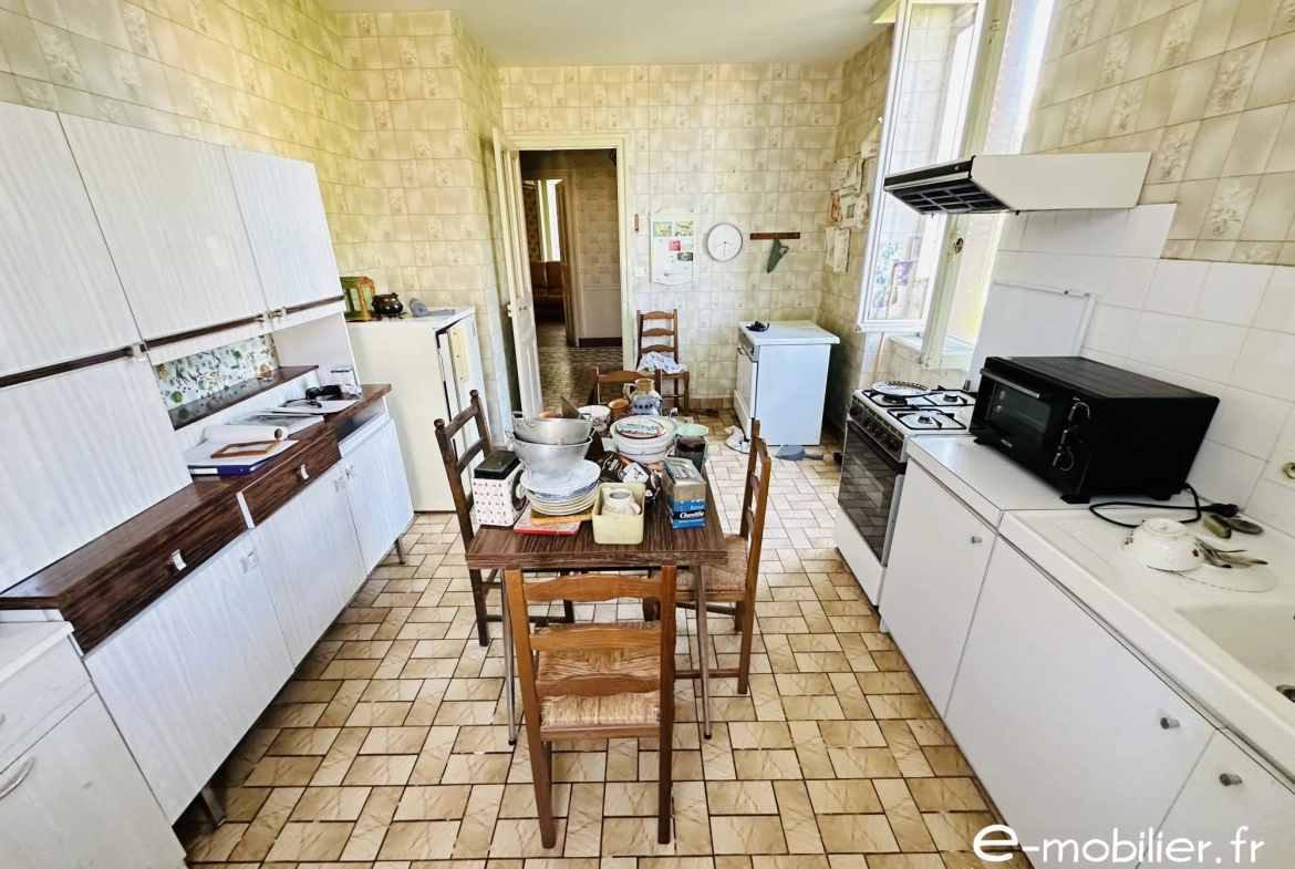 Maison avec appartement indépendant à Charlieu – Grand potentiel et terrain constructible 
