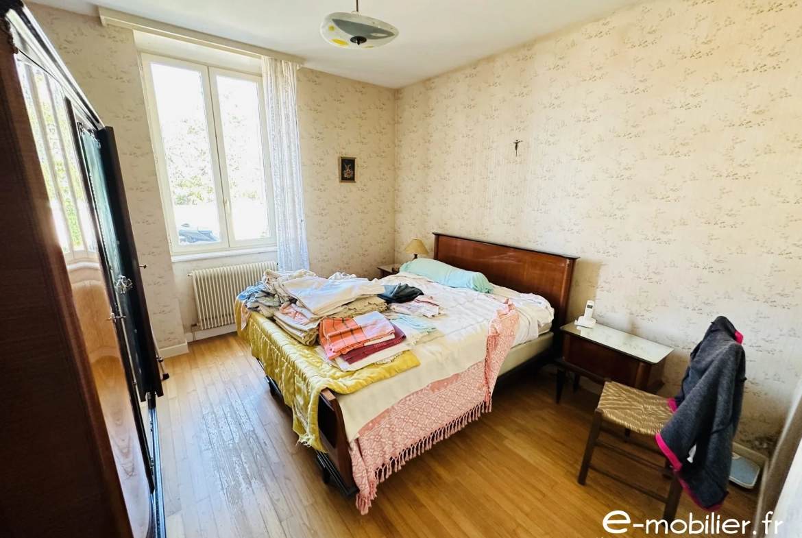 Maison avec appartement indépendant à Charlieu – Grand potentiel et terrain constructible 