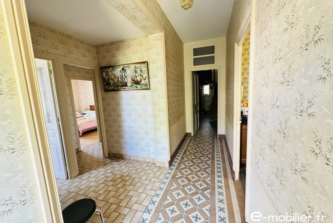 Maison avec appartement indépendant à Charlieu – Grand potentiel et terrain constructible 