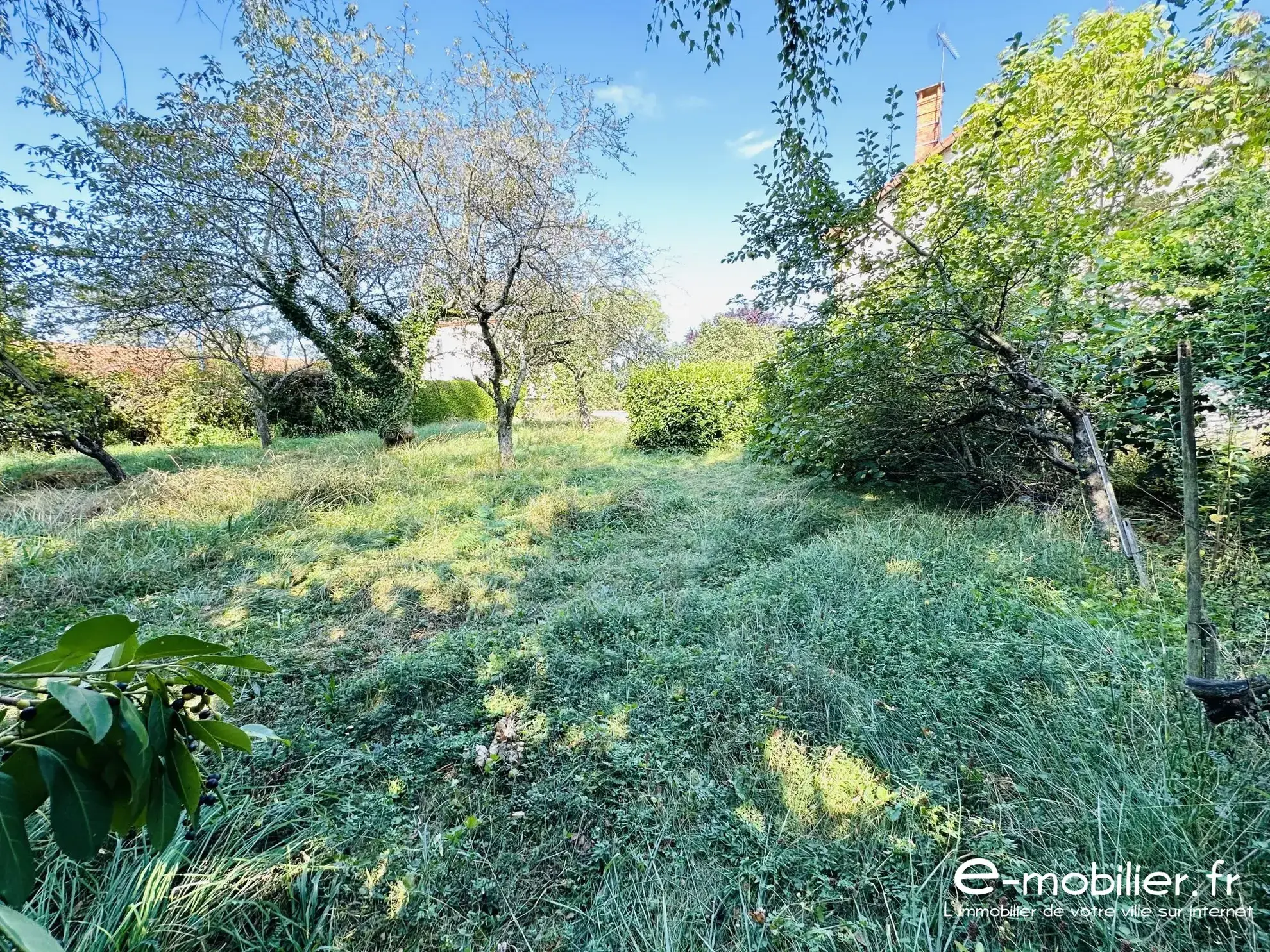 Maison avec appartement indépendant à Charlieu – Grand potentiel et terrain constructible 