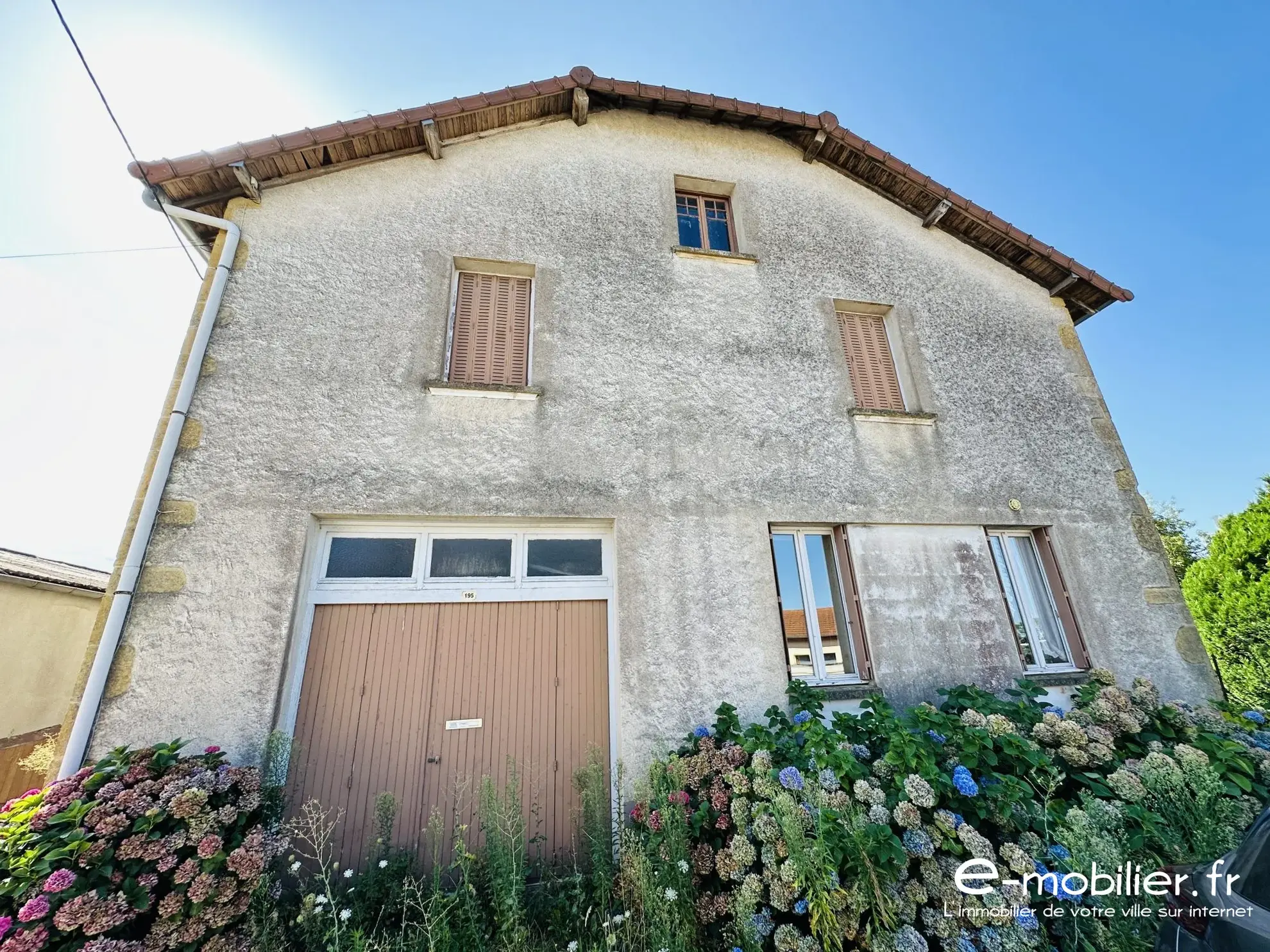 Maison avec appartement indépendant à Charlieu – Grand potentiel et terrain constructible 