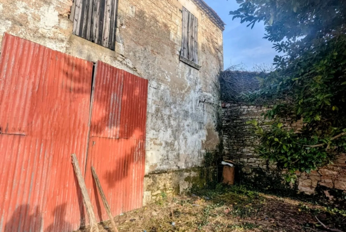 Maison ancienne à rénover avec jardin à Lamothe-Landerron 