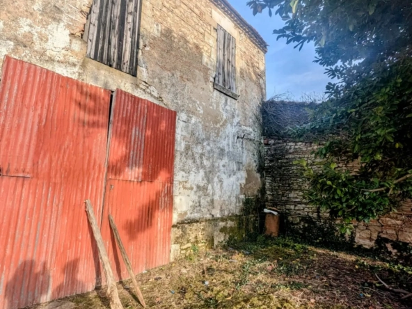 Maison ancienne à rénover avec jardin à Lamothe-Landerron