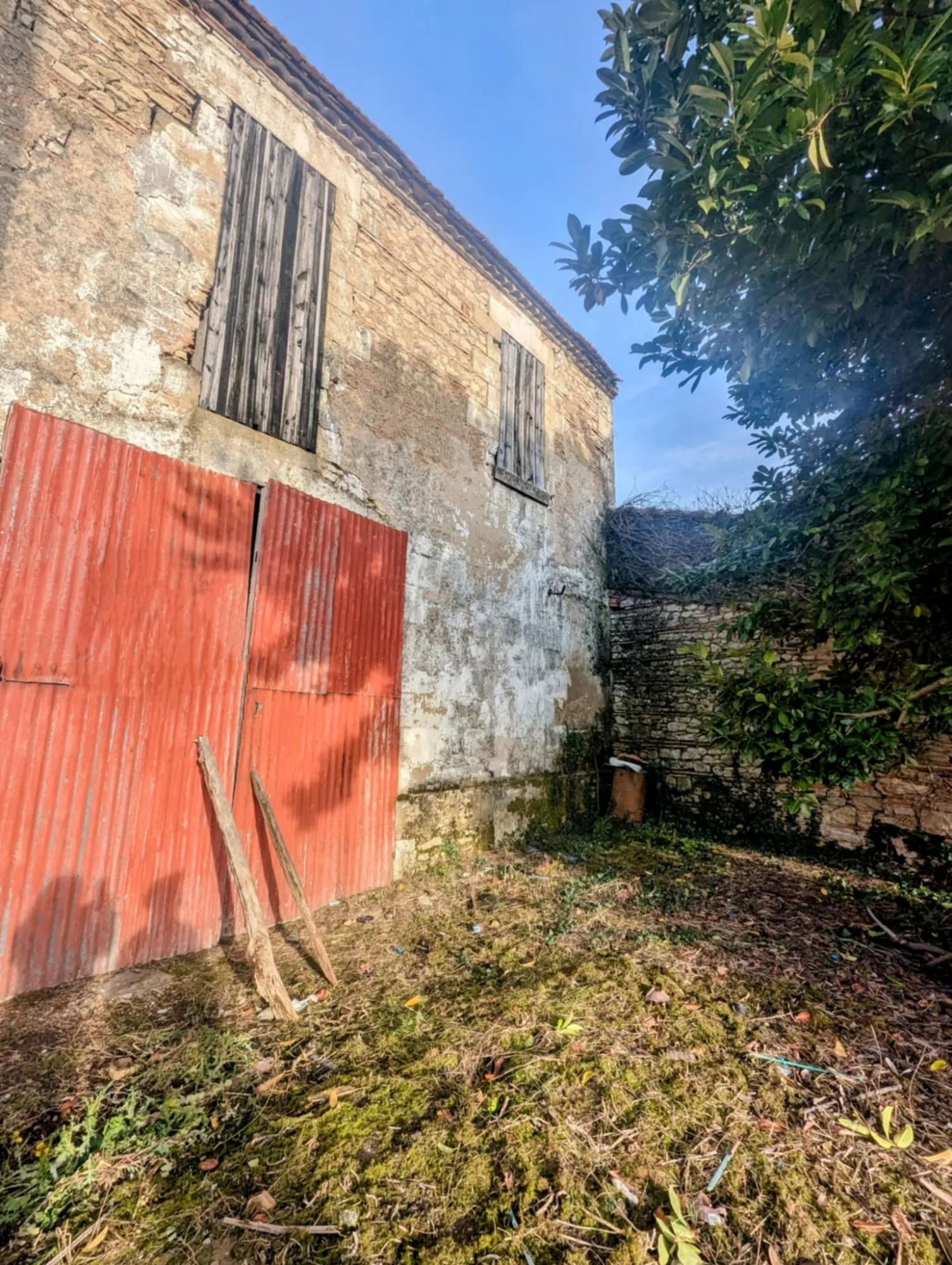 Maison ancienne à rénover avec jardin à Lamothe-Landerron 