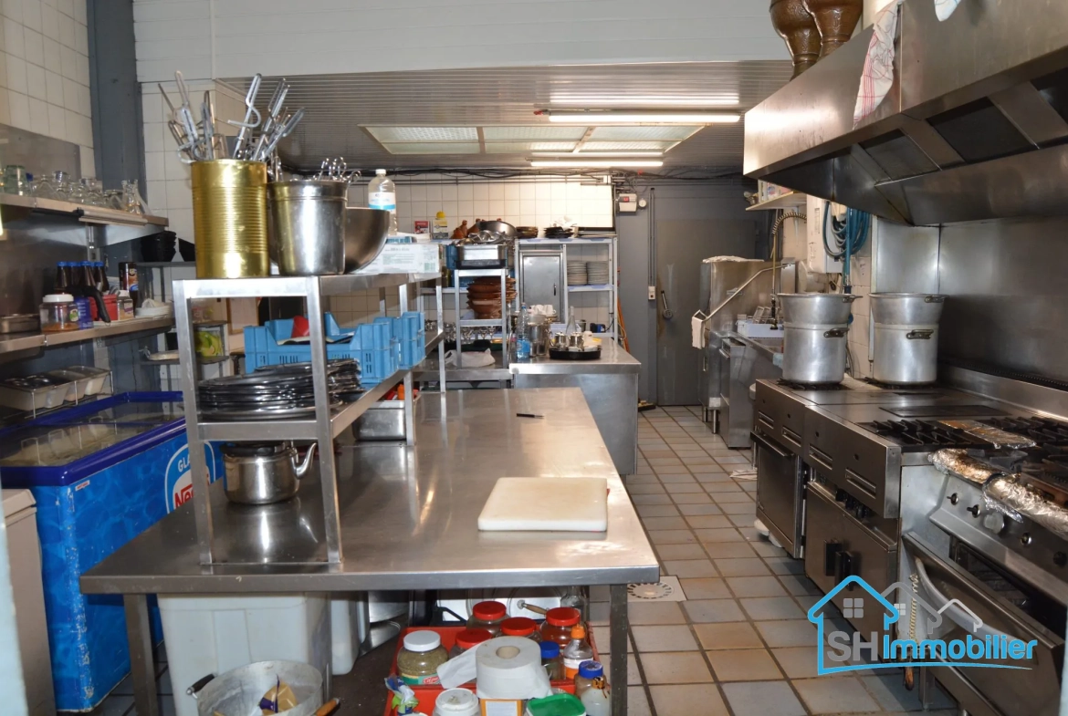 Fonds de commerce pour restaurant avec grande salle et cuisine équipée à Roubaix 