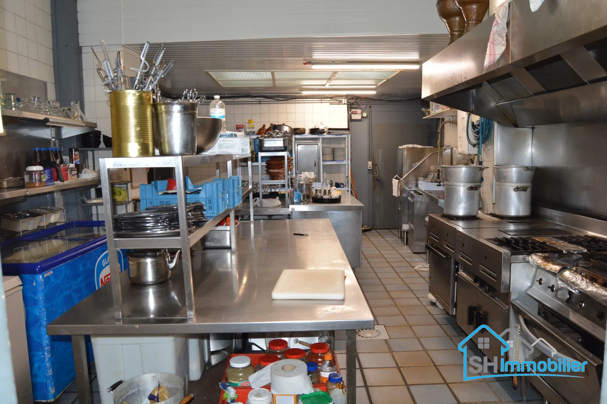 Fonds de commerce pour restaurant avec grande salle et cuisine équipée à Roubaix 