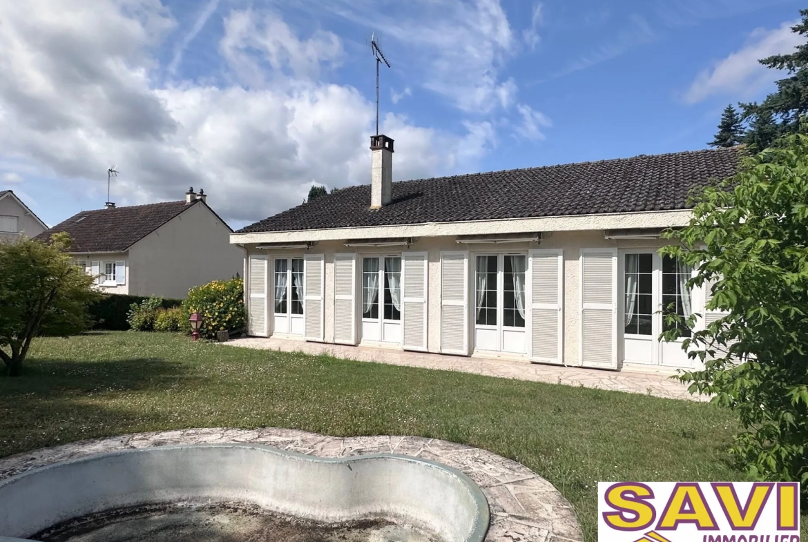 Maison de plain-pied à Ferrières-en-Gâtinais avec jardin et garage 
