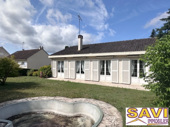 Maison de plain-pied à Ferrières-en-Gâtinais avec jardin et garage