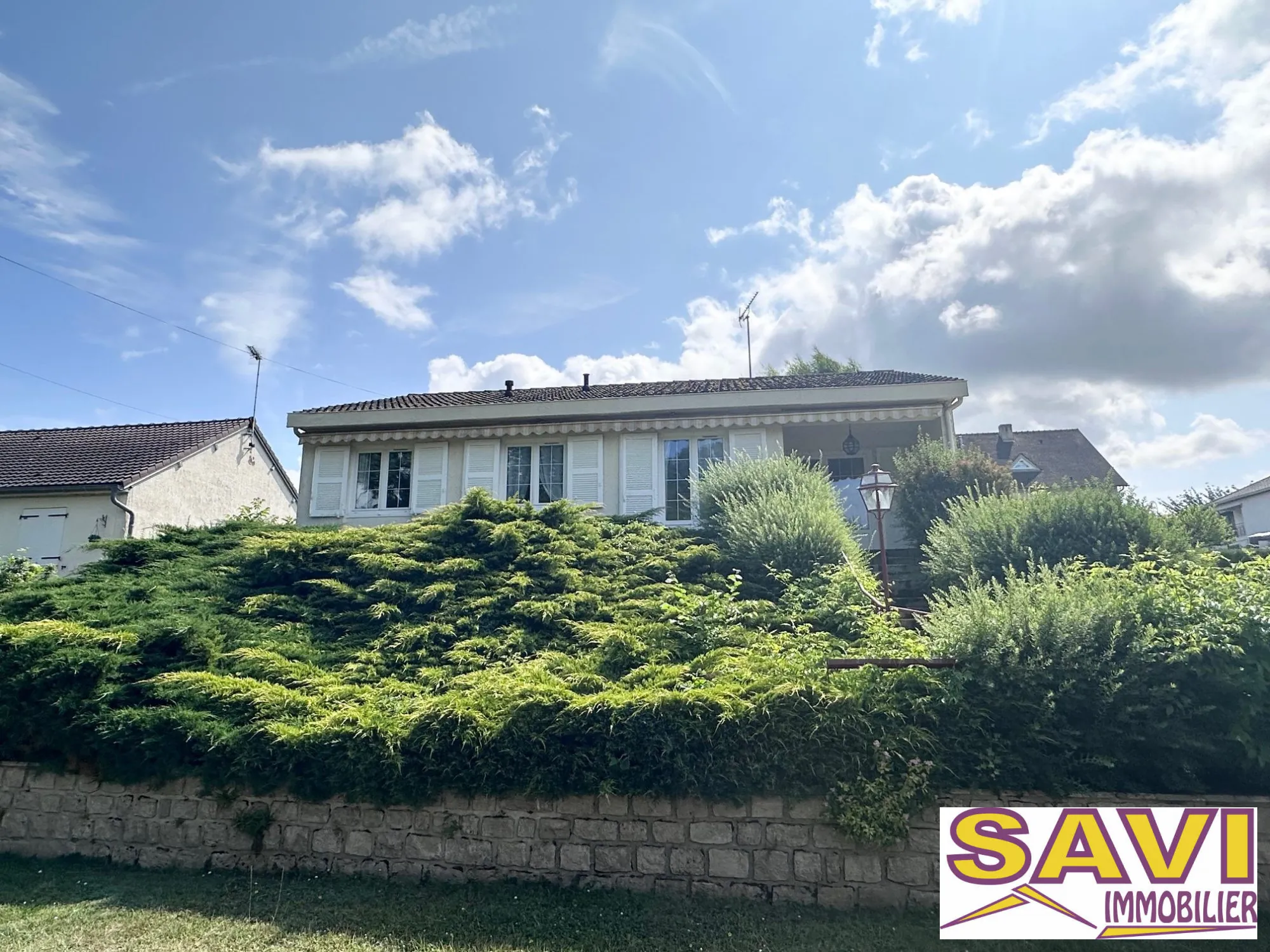 Maison de plain-pied à Ferrières-en-Gâtinais avec jardin et garage 