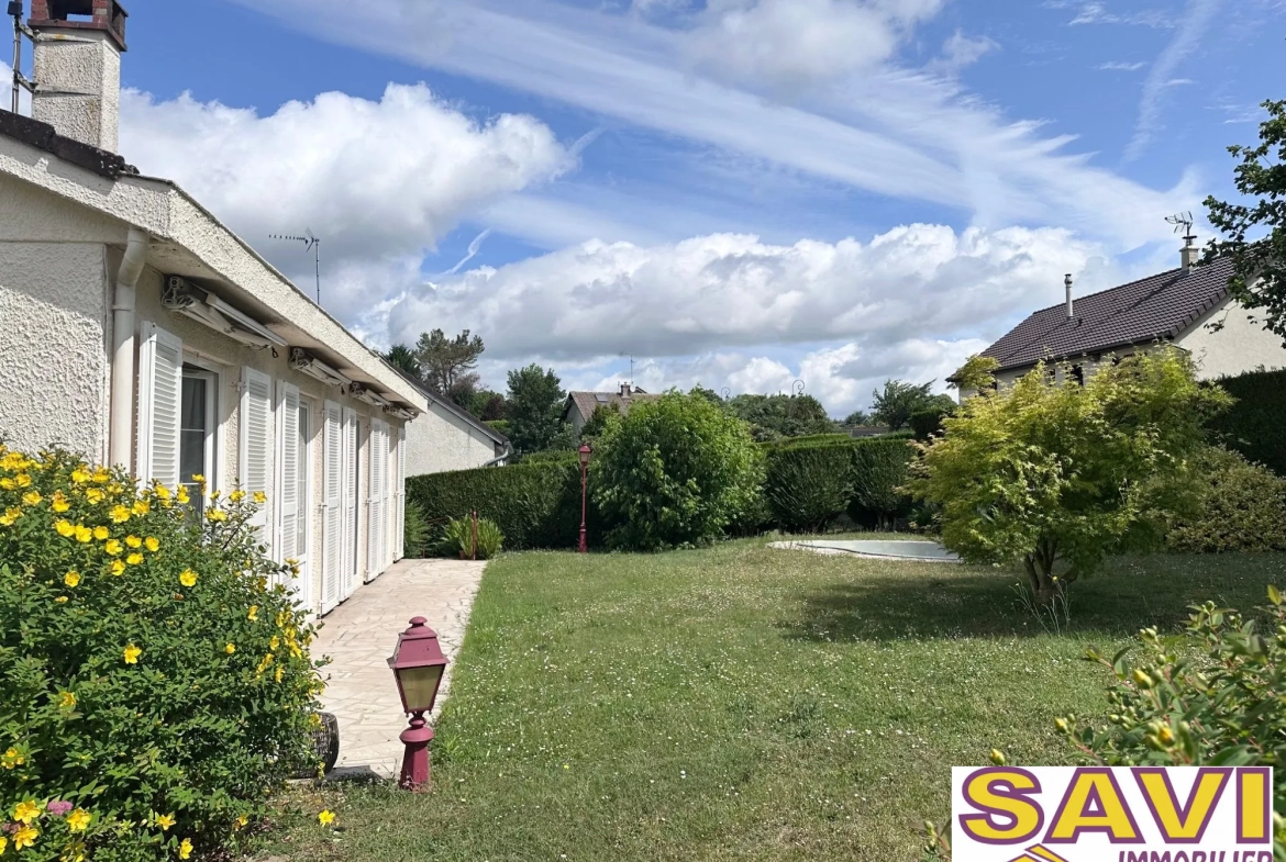 Maison de plain-pied à Ferrières-en-Gâtinais avec jardin et garage 