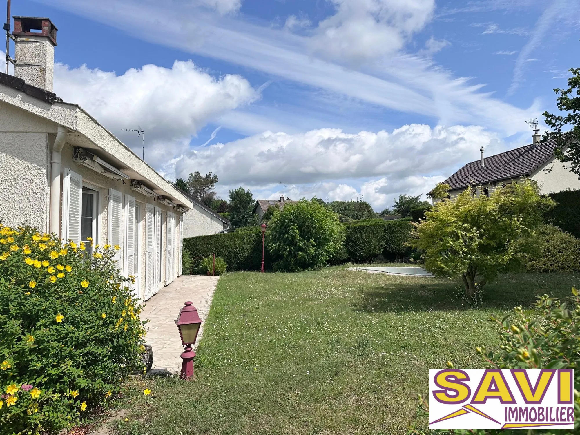 Maison de plain-pied à Ferrières-en-Gâtinais avec jardin et garage 