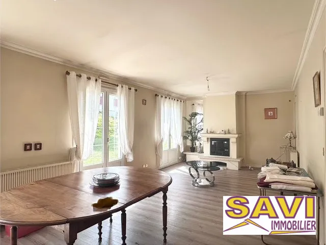 Maison de plain-pied à Ferrières-en-Gâtinais avec jardin et garage 