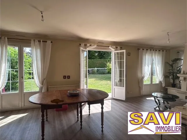 Maison de plain-pied à Ferrières-en-Gâtinais avec jardin et garage 